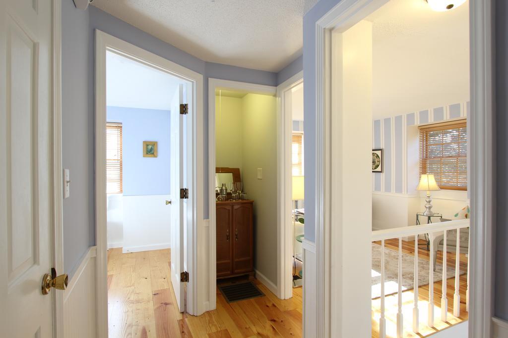 Charles And Charles Mv Bed & Breakfast Vineyard Haven Room photo